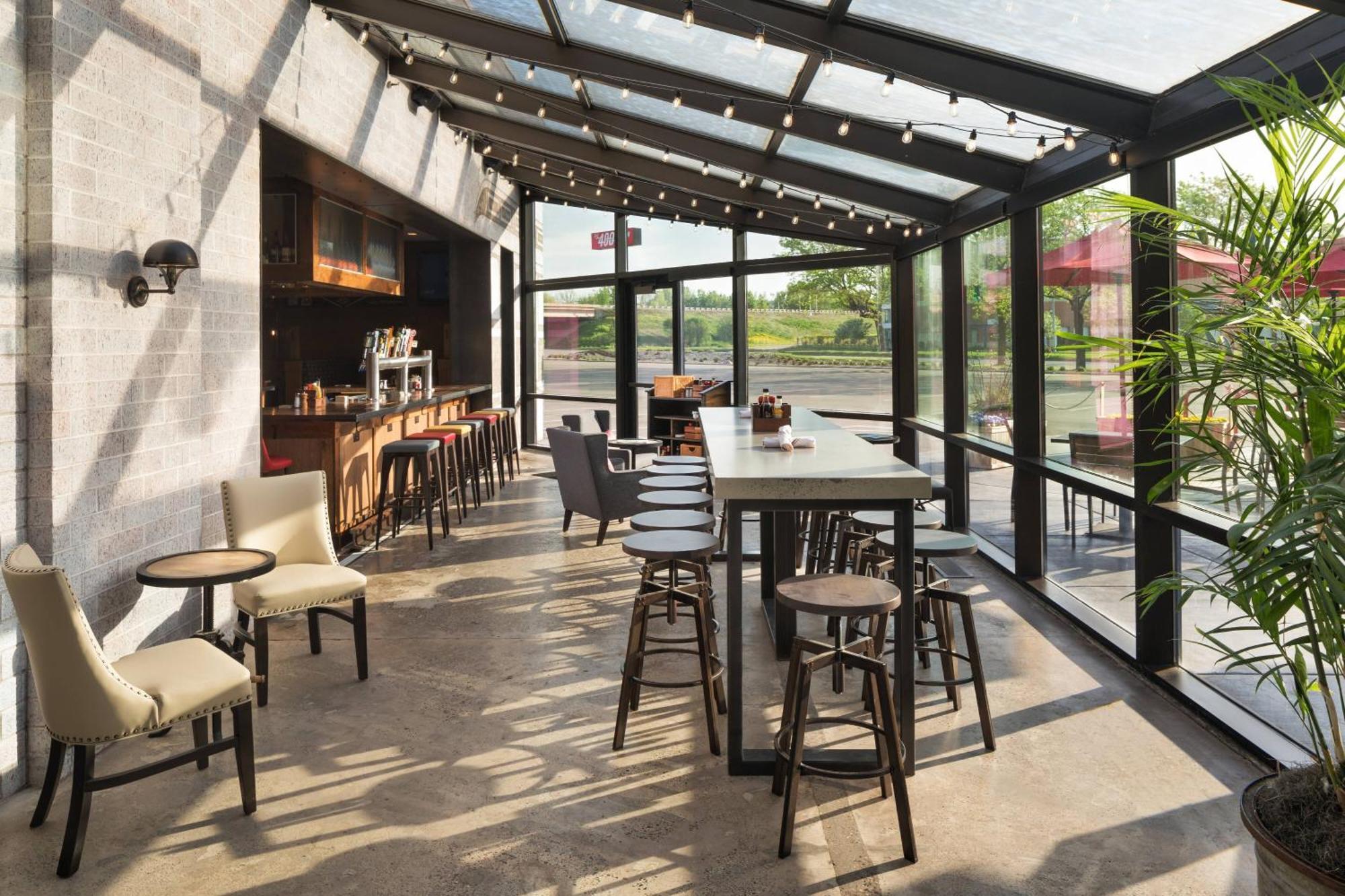 Delta Hotels By Marriott Minneapolis Northeast Екстериор снимка